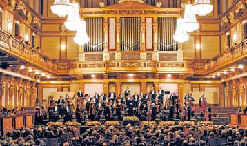 Abonnenten-besuchen-die-Johann-Strauss-Gala-in-Koessen