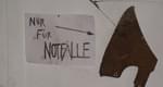 Ein Schild mit der Aufschrift "NUR FÜR NOTFÄLLE" neben einer hängenden Axt. Der Pfeil zeigt auf die Axt, die möglicherweise dekorativ ist.