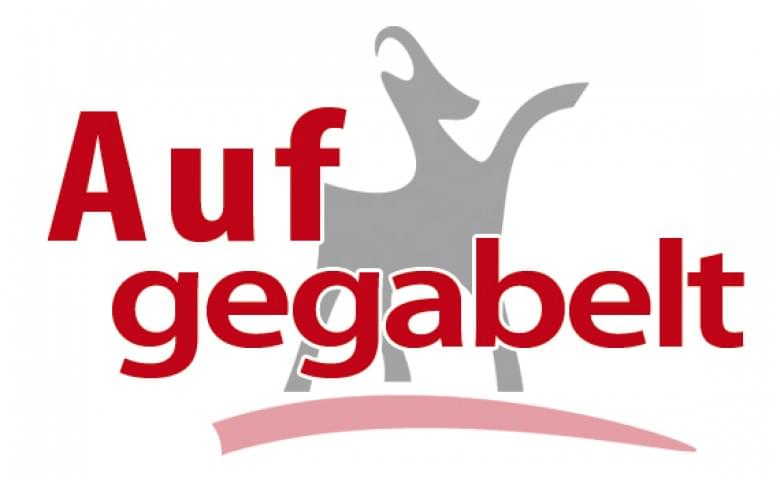 Logo mit der Aufschrift "Auf gegabelt" und einem stilisierten grauen Tier im Hintergrund, das an eine Gabel erinnert.