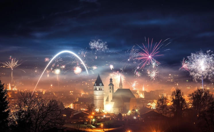 feuerwerkkitzbuhel_c_michaelwerlbergerkitzbueheltourismus3spbezirk.jpg