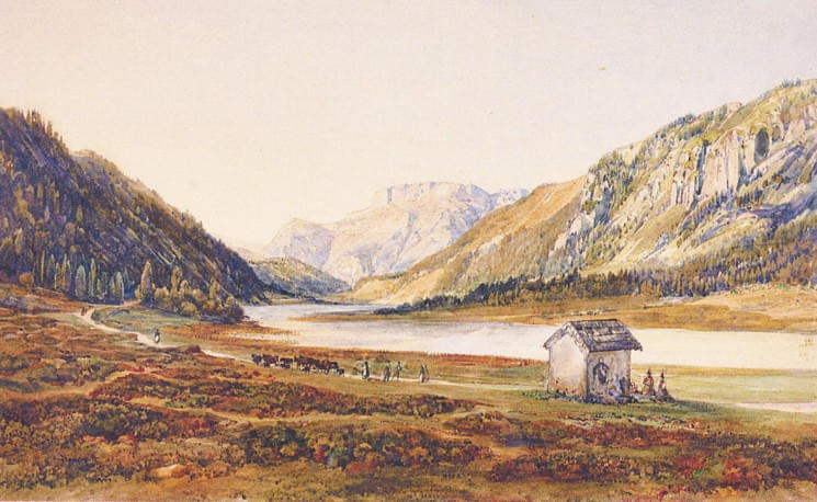 Ein malerisches Bergtal mit einem See in der Mitte, umgeben von Hügeln und Bergen. Ein kleines Haus steht am Ufer, mit Menschen und Tieren in der Nähe.