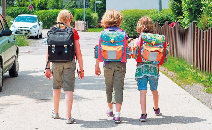 schulweg_adobestock_vonsimoneminth.jpg