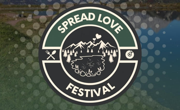 Logo des "Spread Love Festival" mit Berglandschaft und Herzsymbolen, umgeben von grünen Kreisen und stilisierten Bäumen.