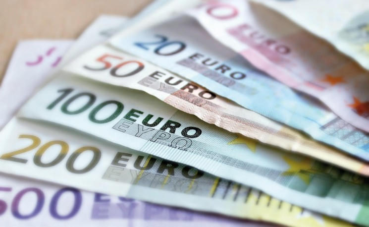Fächer von Euro-Geldscheinen in verschiedenen Nennwerten, von 5 bis 200 Euro. Die Scheine liegen schräg übereinander auf einem Tisch verteilt.