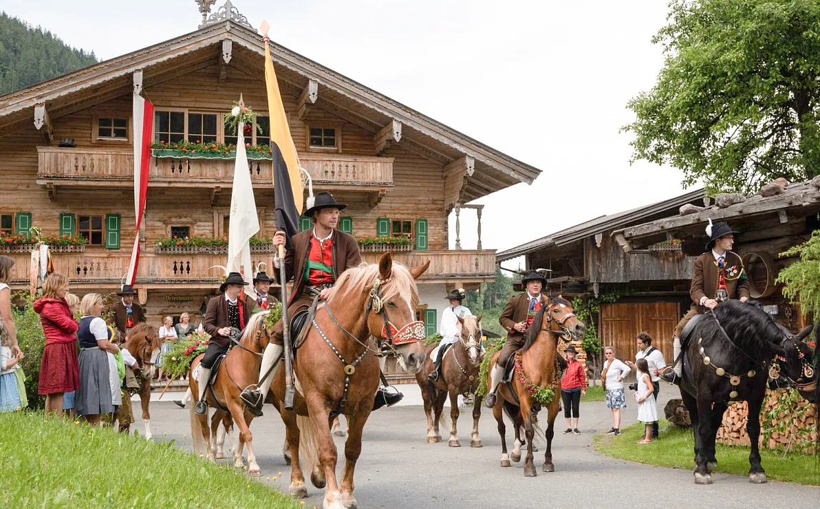 a-brixentaler-antlassritt4-27-2025-tvb-kitzbuheler-alpen-brixental-fotografie-lichtmotiv--1
