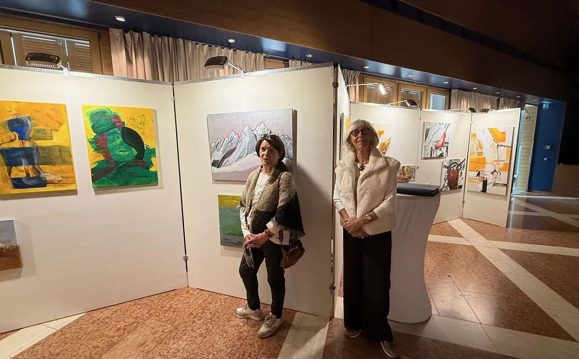 Fieberbrunner Künstlerinnen Karla Würtl u nd Magdalena Trixl vor ihren Werken