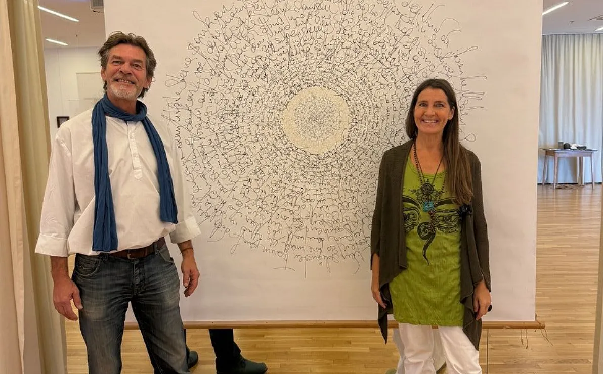 Heidrun Edelsbacher und Buchbindemeister Christian Fuchs vor einem ihrer Schriftbilder