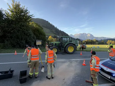 Verkehrsunfall Gundhabing Traktor Feuerwehr Kitzbühel