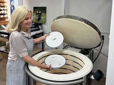 Barbara Schmidt am Brennofen