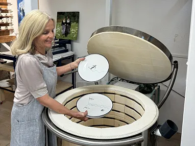 Barbara Schmidt am Brennofen