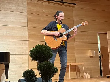 Lehrerkonzert_Christian Haller spielt The Clockwork von Petteri Sariola_Bianca Riegel