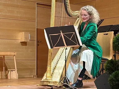 Lehrerkonzett_Edith Gasteiger an der historischen Harfe von 1803_Bianca Riegel