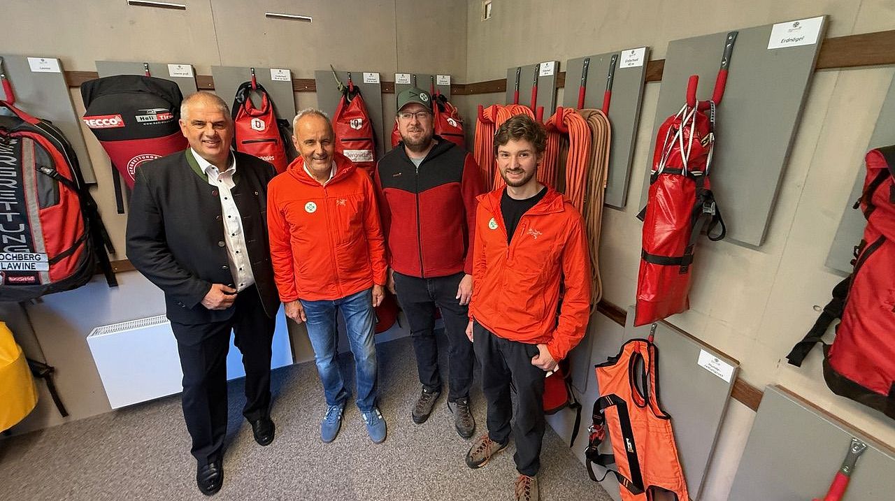 Bergrettung_Günter Resch_Manfred Ganster_Patrick Gruber_Andreas Stanger_Materialraum_42_2025_Riegel