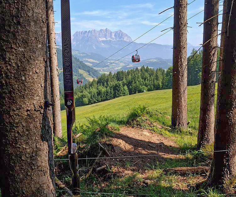 Idyllisch gelegen punktet der neue Bogenparcours rund um die Staudachstubn immer wieder mit tollen Aussichten auf die umliegende Natur