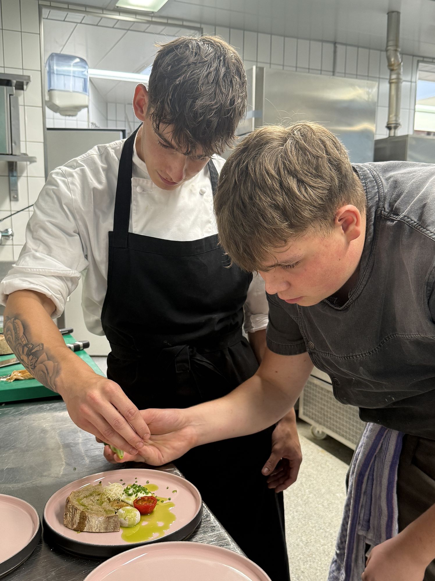 a_Samuel und Maximilian beim Anrichten_37_2025_Riegel