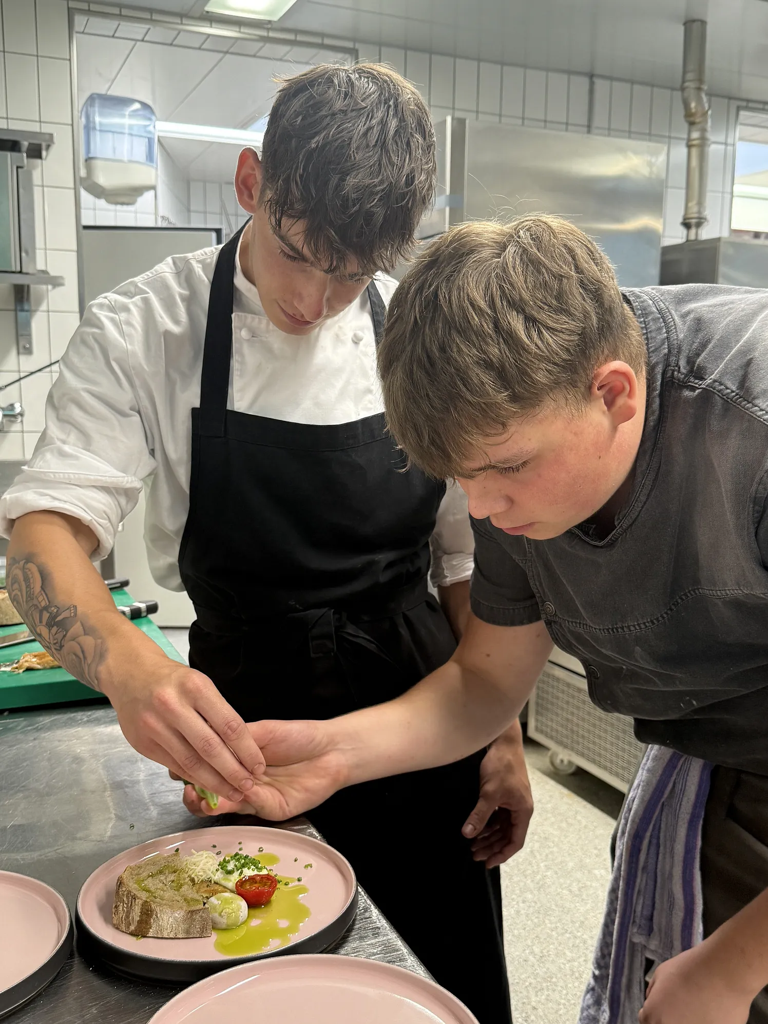 a_Samuel und Maximilian beim Anrichten_37_2025_Riegel