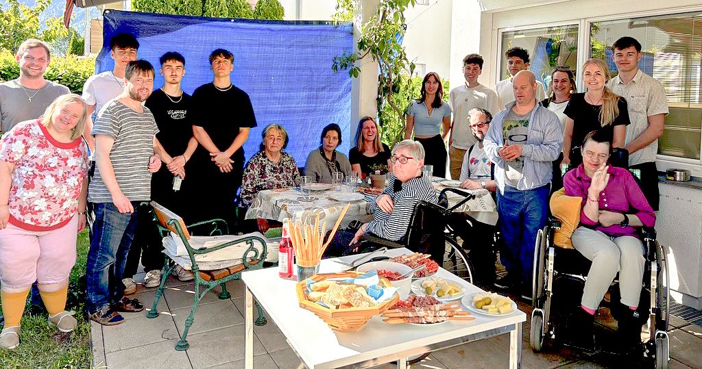 a_Tourismusschule_Klientinnen und Betreuerinnen im Wohnen Mitterndorferweg mit Vorfreude auf das Buffet