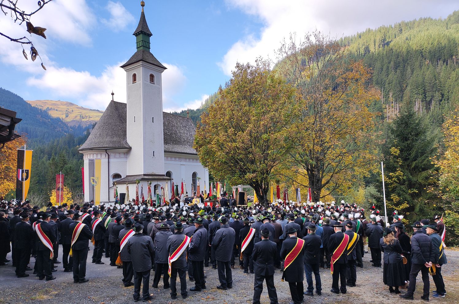 Abordnungen vor GH Waldwirt