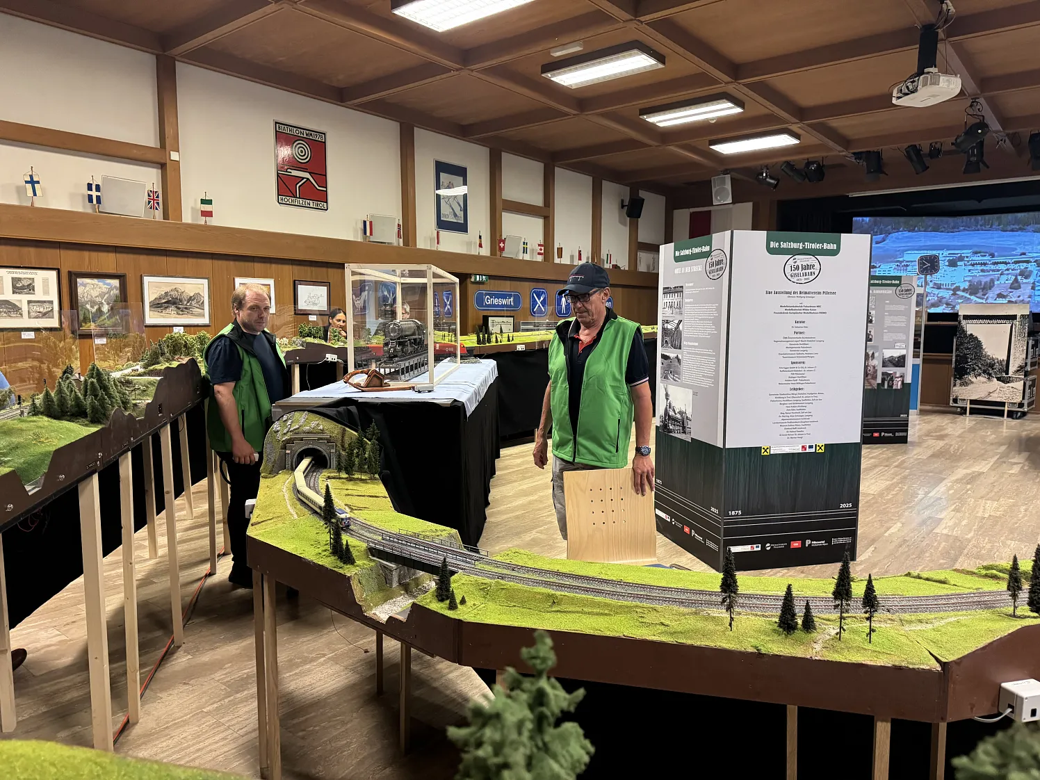 „Achtung Zug fährt ein!“ – bei der Eröffnung schlugen die Herzen der Eisenbahnfans höher