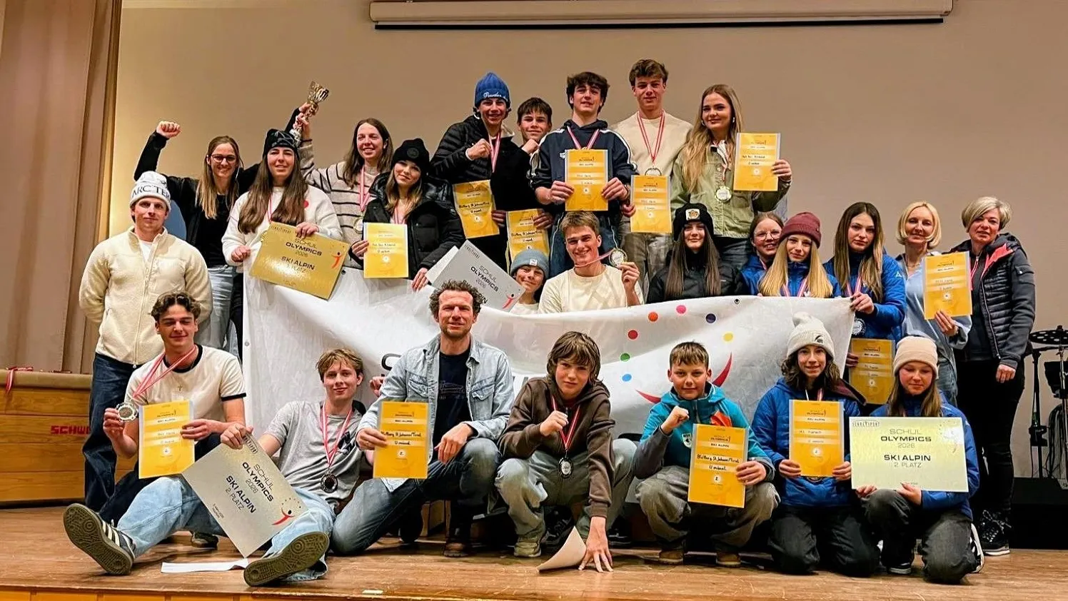 Alle Tiroler Teilnehmerinnen und Teilnehmer mit ihren betreuenden Lehrpersonen.