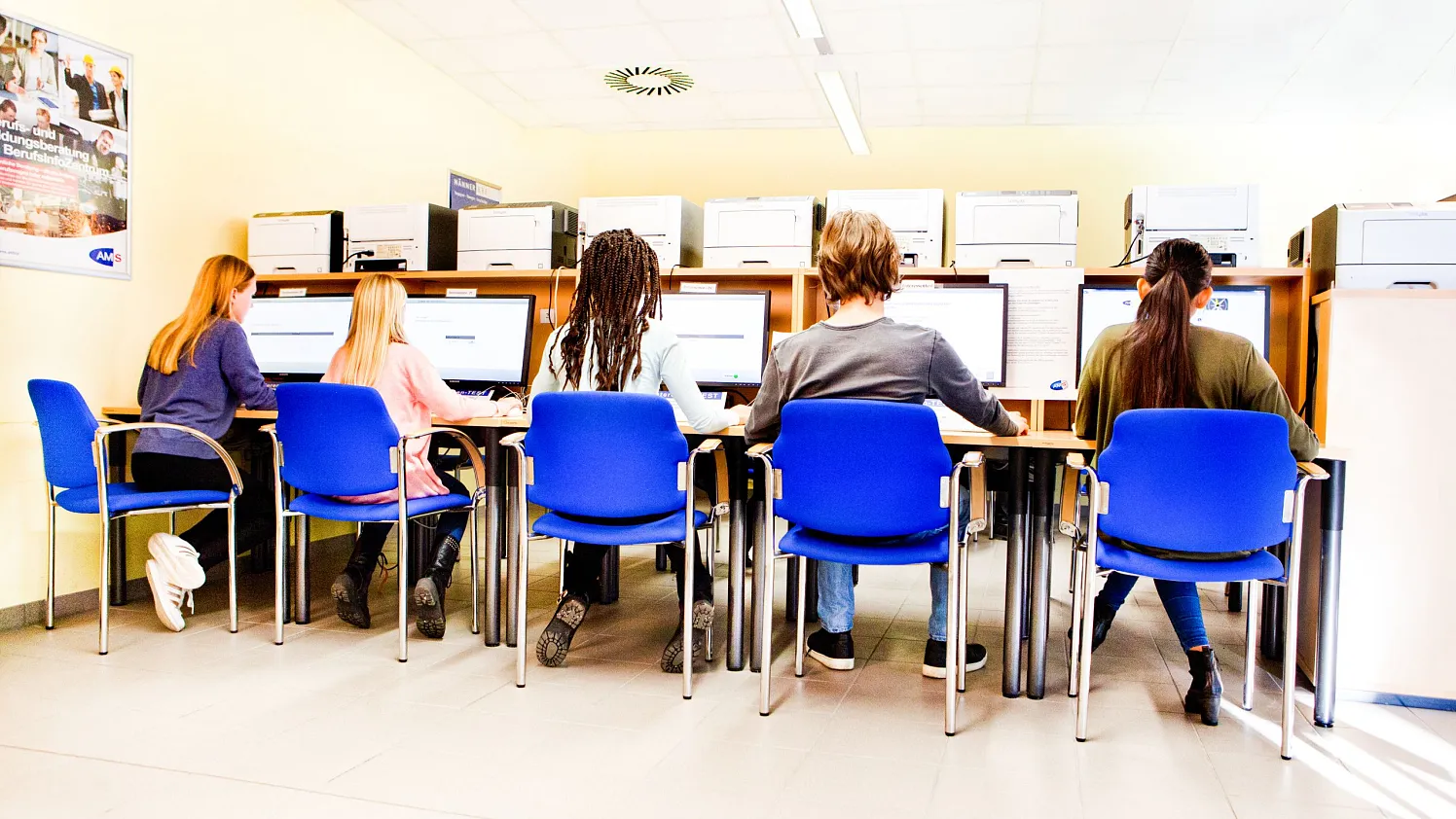 AMS Lehrstellensuche Symbolbild Jugend Computer