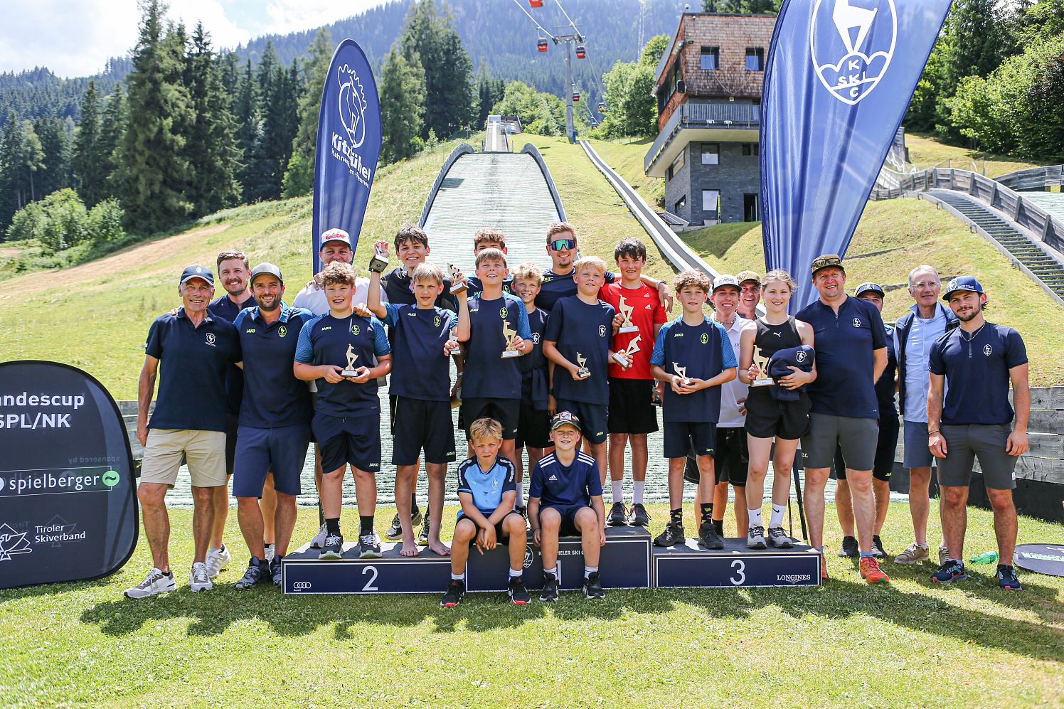 Bei traumhaftem Wetter lieferten sich die Skispringer und Kombinierer des 
Kitzbüheler Ski Clubs einen spannenden Wettkampf