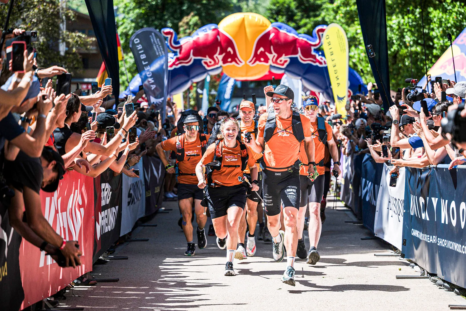 Der Auftakt des Red Bull X-Alps in Kitzbühel zeichnete sich durch eine mitreißende Atmosphäre aus, während die Athleten entschlossen in ihr großes Abenteuer starteten