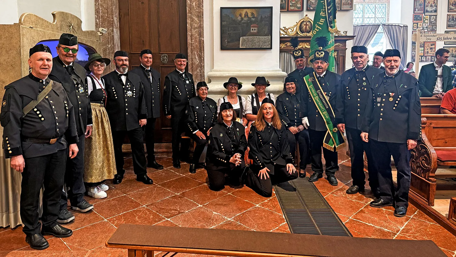 Der Knappenverein Oberndorf vor der eigenen Votivtafel