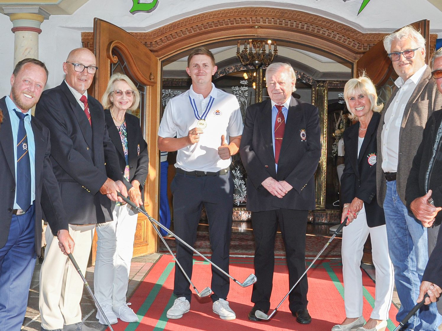 Der rote Teppich und ein Spalier für den frischgebackenen Golf-Europameister Christoph Kogl