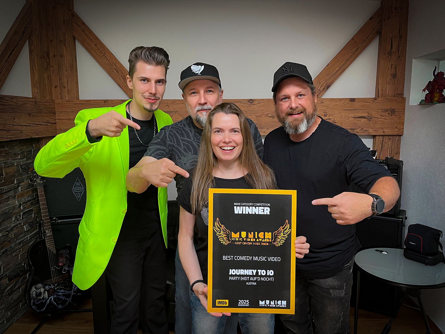 Die Bandmitglieder: Jan Kirchner, Gue Kirchner, Alex(andra) Kirchner und Alex Kern mit ihrer „Goldenen“ (von links)