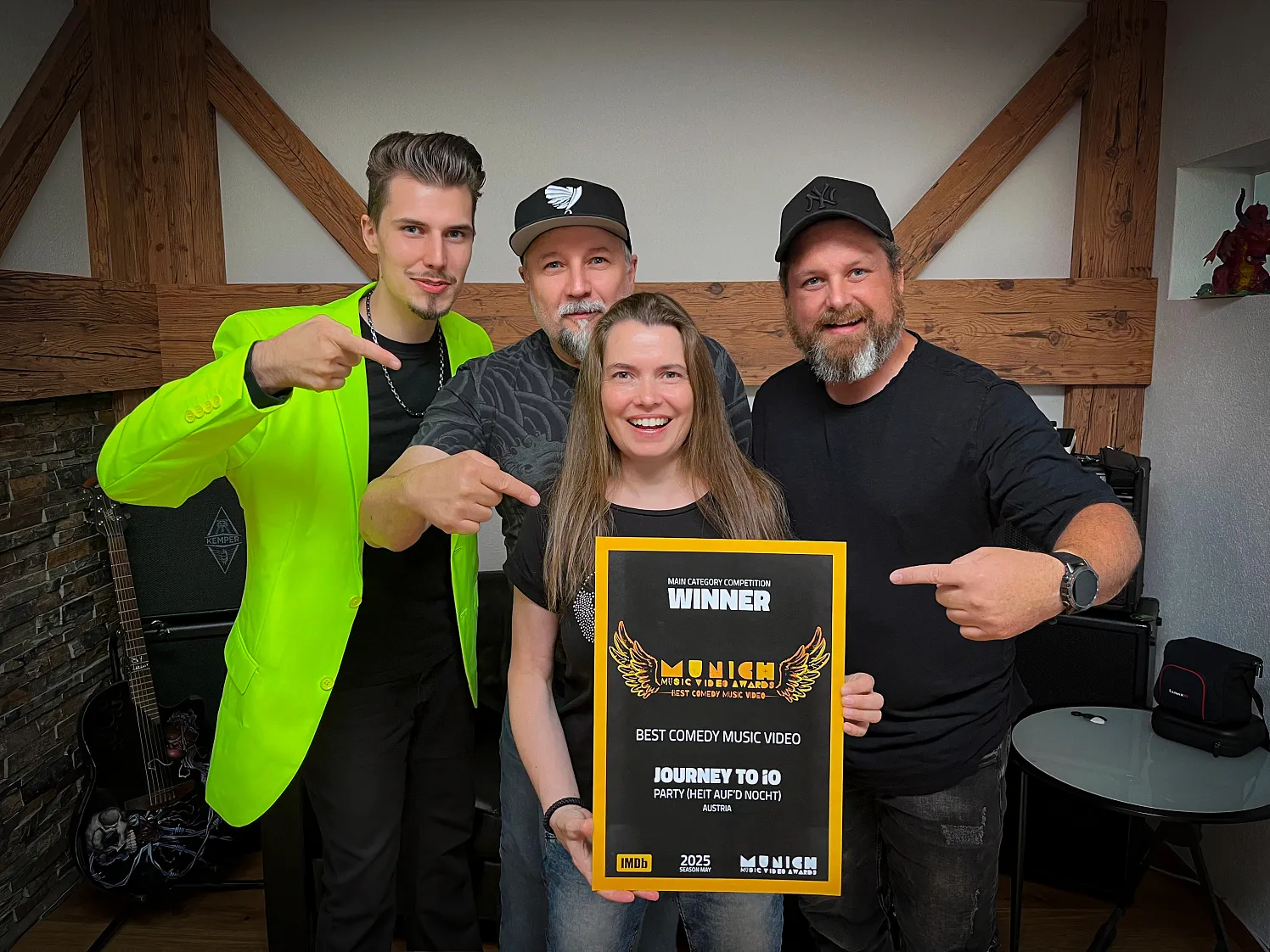 Die Bandmitglieder: Jan Kirchner, Gue Kirchner, Alex(andra) Kirchner und Alex Kern mit ihrer „Goldenen“ (von links)