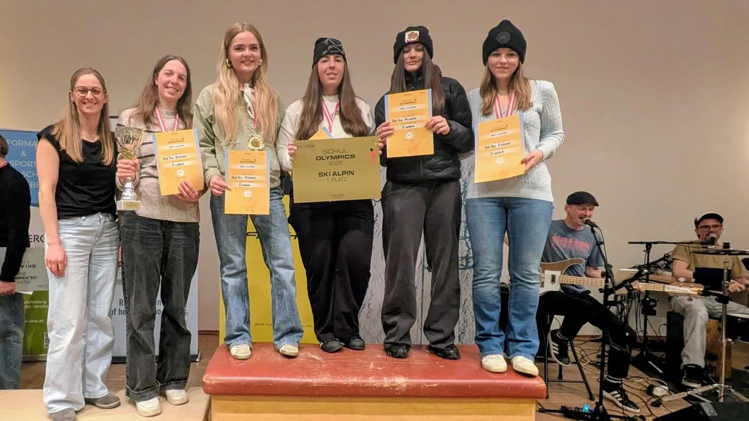 Die Bundesmeisterinnen Ski Alpin 2026 mit Betreuerin Mag. Daniela Berger bei der Siegerehrung.