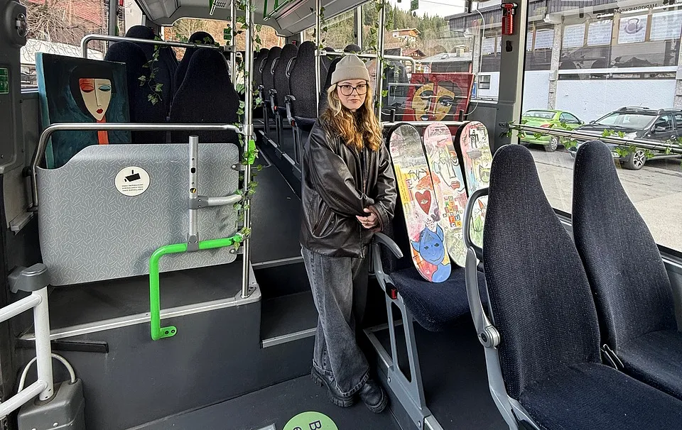 Die junge Künstlerin Pia Niederwieser in ihrem Art Bus.webp