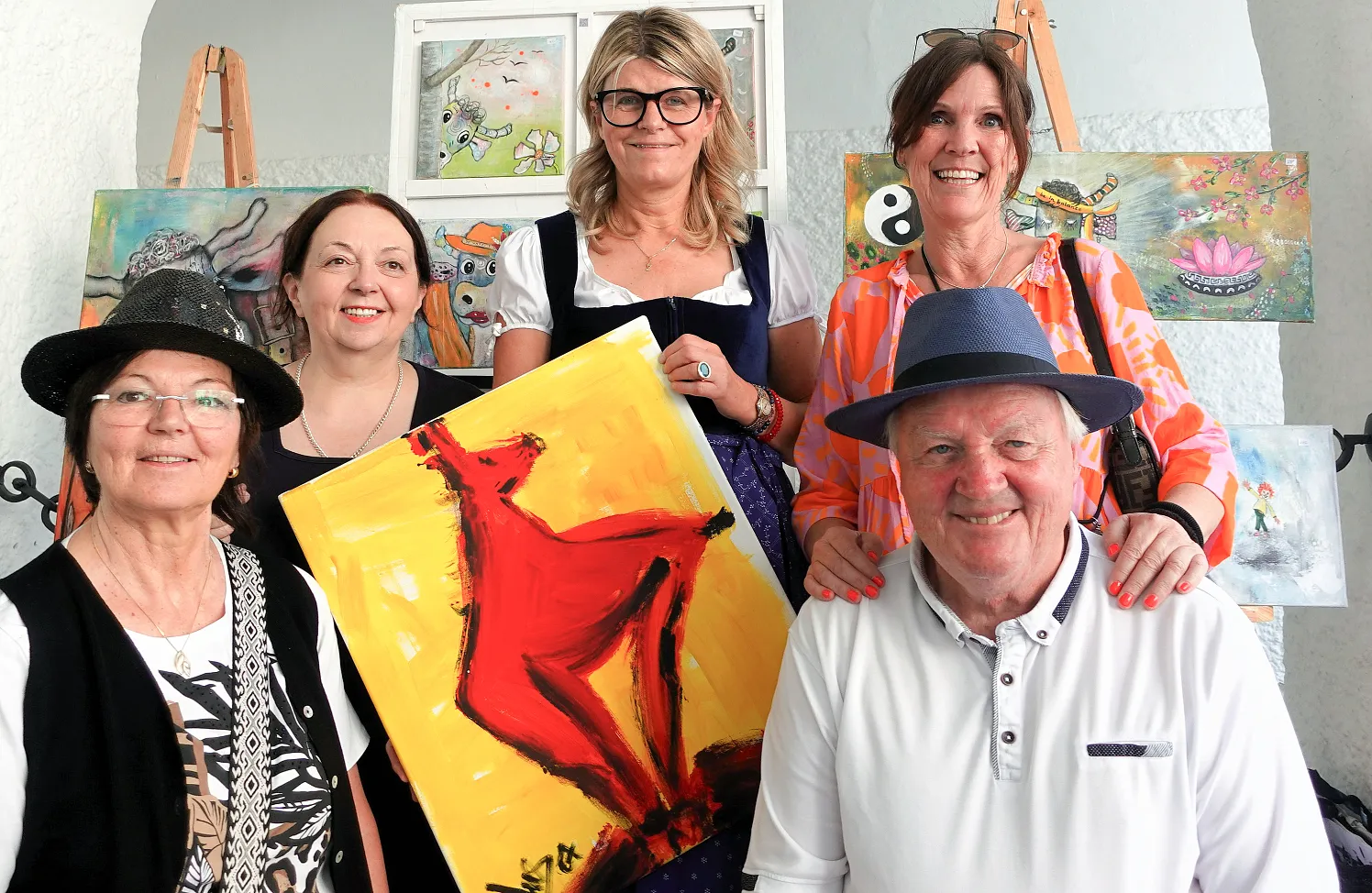 Die Künstler Cäcilia Schlapper, Vesna Divkovic, Elisabeth Ramsauer, Patrice Bruvier (v.l.) und in der Mitte Nicoletta Plum von Kitzbühel Tourismus