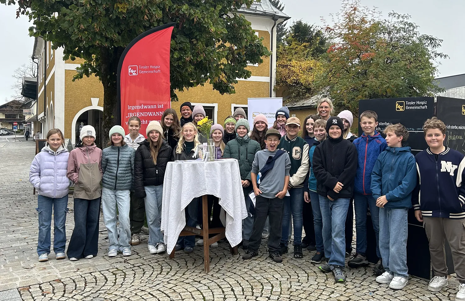 Die Schüler setzten mit ihren farbenfrohen Lotusblumen ein Zeichen der Hoffnung