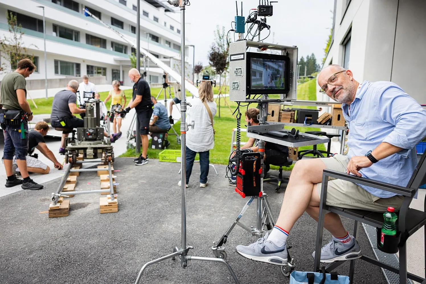 Dreh am GruenenBand - rechts Regisseur Fuss.webp