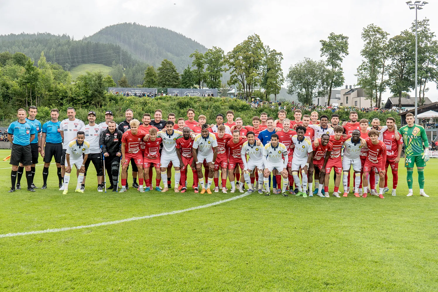 Ein Bild für die Geschichtsbücher. Vor dem Spiel trafen sich beide Mannschaften zum Gruppenfoto