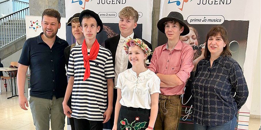 Ensemble AKKLAHORNELLO mit Marco Baumann (Hornlehrer), Raphael Fabi, Jakob Strasser, David Fischer, Franka Nestler, Benedikt Mallaun sowie Mariela Rabl-Konstantinova (Klavierlehrerin)