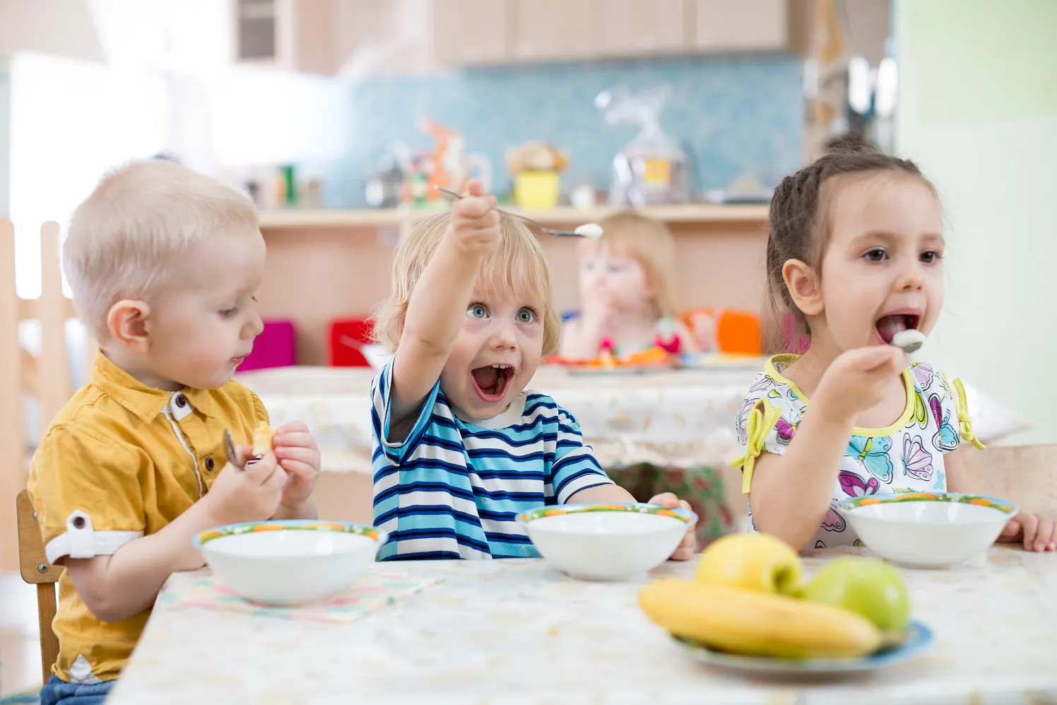 a_Essen am Tisch_109707141_AndreyKuzmin/stock.adobe.com