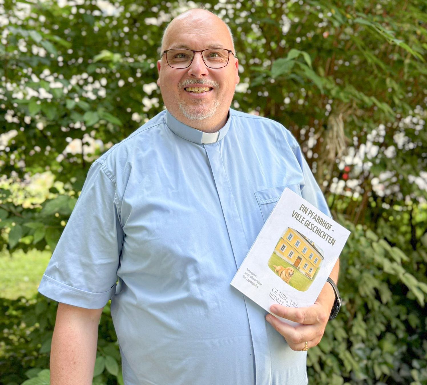 farrer Josef Pletzer präsentiert sein Buch „Ein Pfarrhof - viele Geschichten“