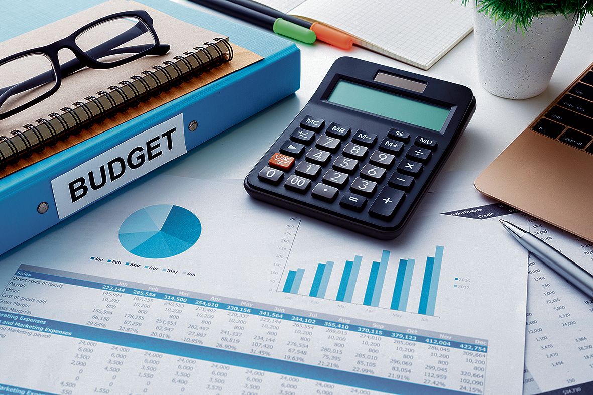 Financial and budget planning with chart report_113685937_ Von thanksforbuying