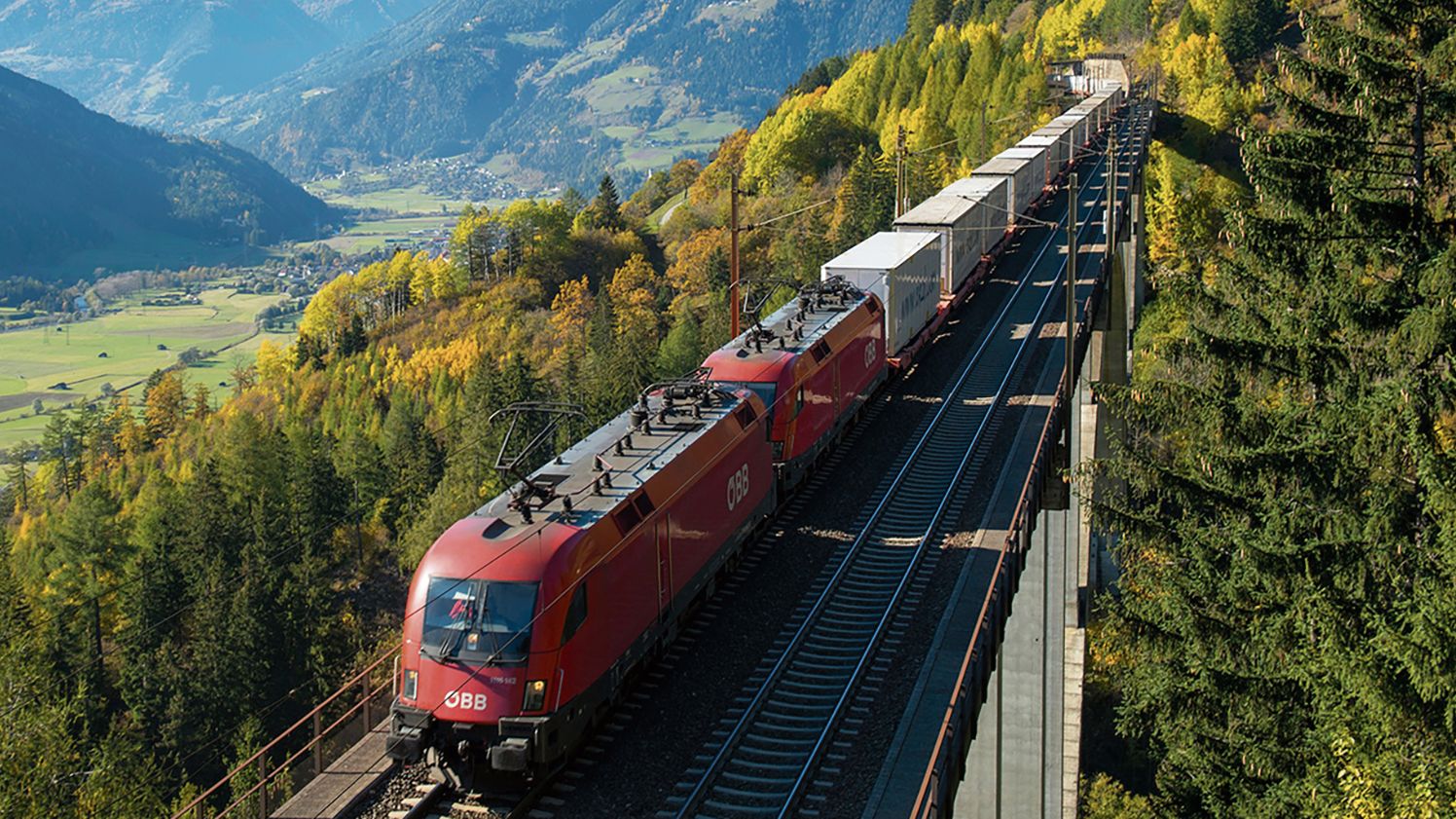 Güterzug in LAndschaft (c) ÖBB Hanno Thurner