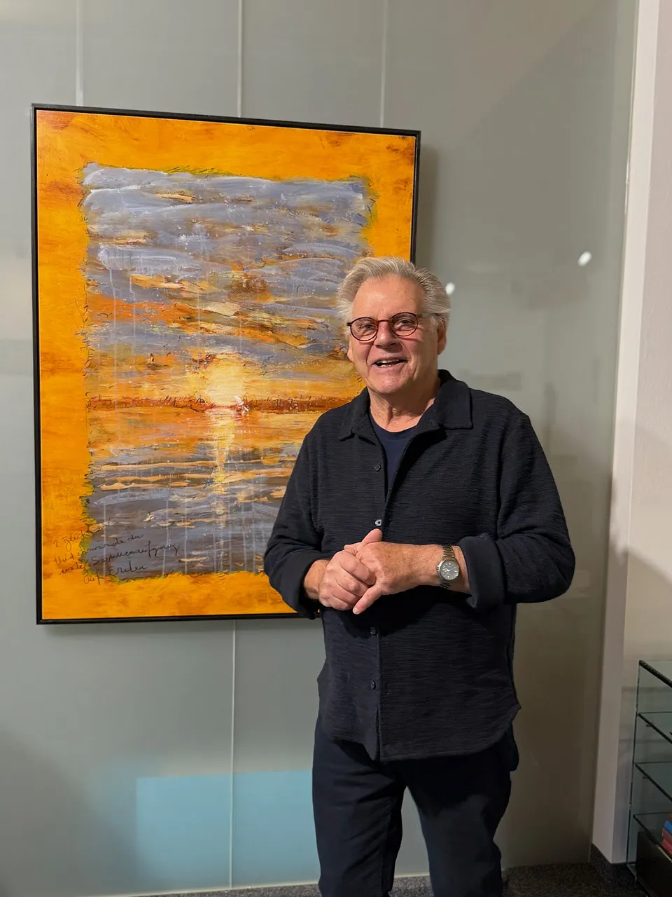 Hans Seifert  vor seinem Gemälde der letzte  Zyklus