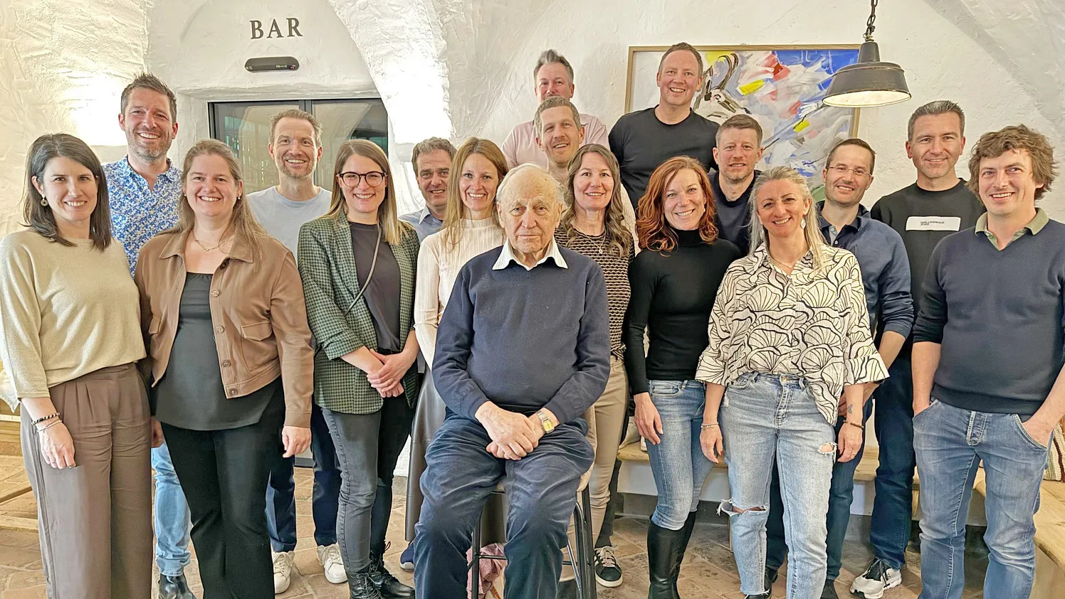 Hans Wirtenberger inmitten seiner Schueler. Klassentreffen der Hauptschueler Kitzbühel nach 30 Jahren.