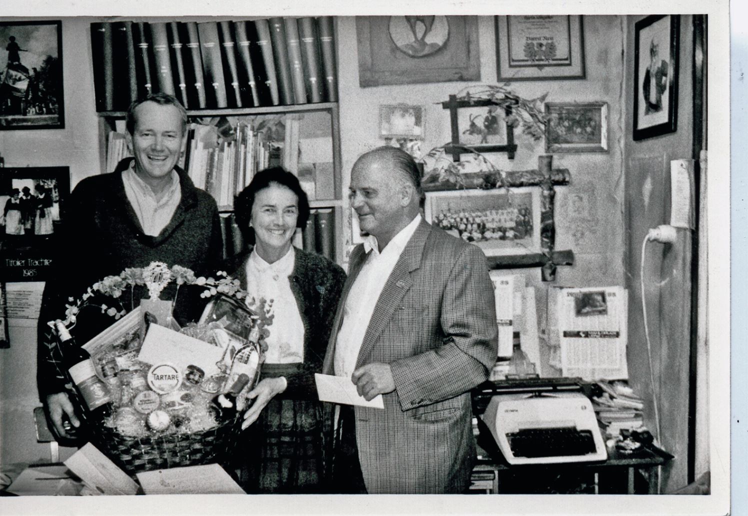 Hansjörg Schlechter (links), Elsa Wörgötter und Toni Werner in der Redaktion des Kitzbüheler Anzeigers in der Hinterstadt