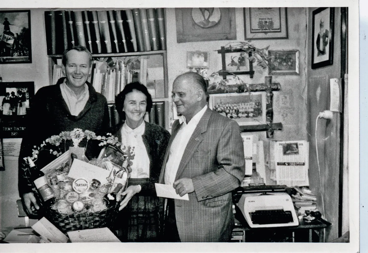 Hansjörg Schlechter (links), Elsa Wörgötter und Toni Werner in der Redaktion des Kitzbüheler Anzeigers in der Hinterstadt