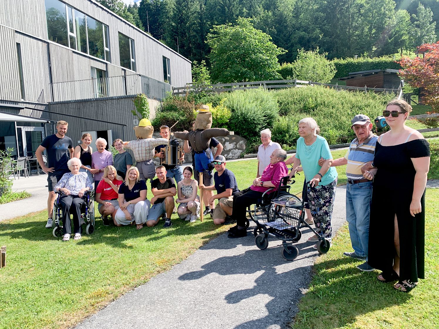 Mitglieder der Landjugend Fieberbrunn – Fabio Wallner, Anna Brunner, Emma Wieser, Josef Foidl, Domenik Blaßnigg (hinten), Anna Kollmaier, Leonie Wallner, Johann Klappacher, Magdalena Wörgetter, Herbert Gerhart (knieend) und Sarah Hirnsberg (v. l