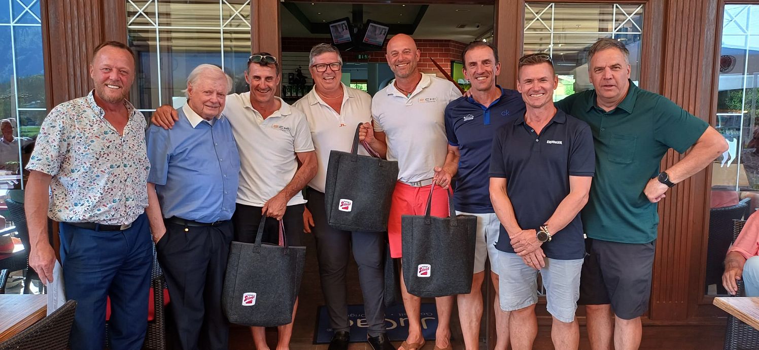 Manager Gerhard Pühringer, Präsident Martin Unterrainer (l.), Samuel Huber und Ekkehard Walch (r.) gratulierten dem Rodlerteam mit Markus Prock & Co. beim „Stiegl-Erdinger Golfturnier“