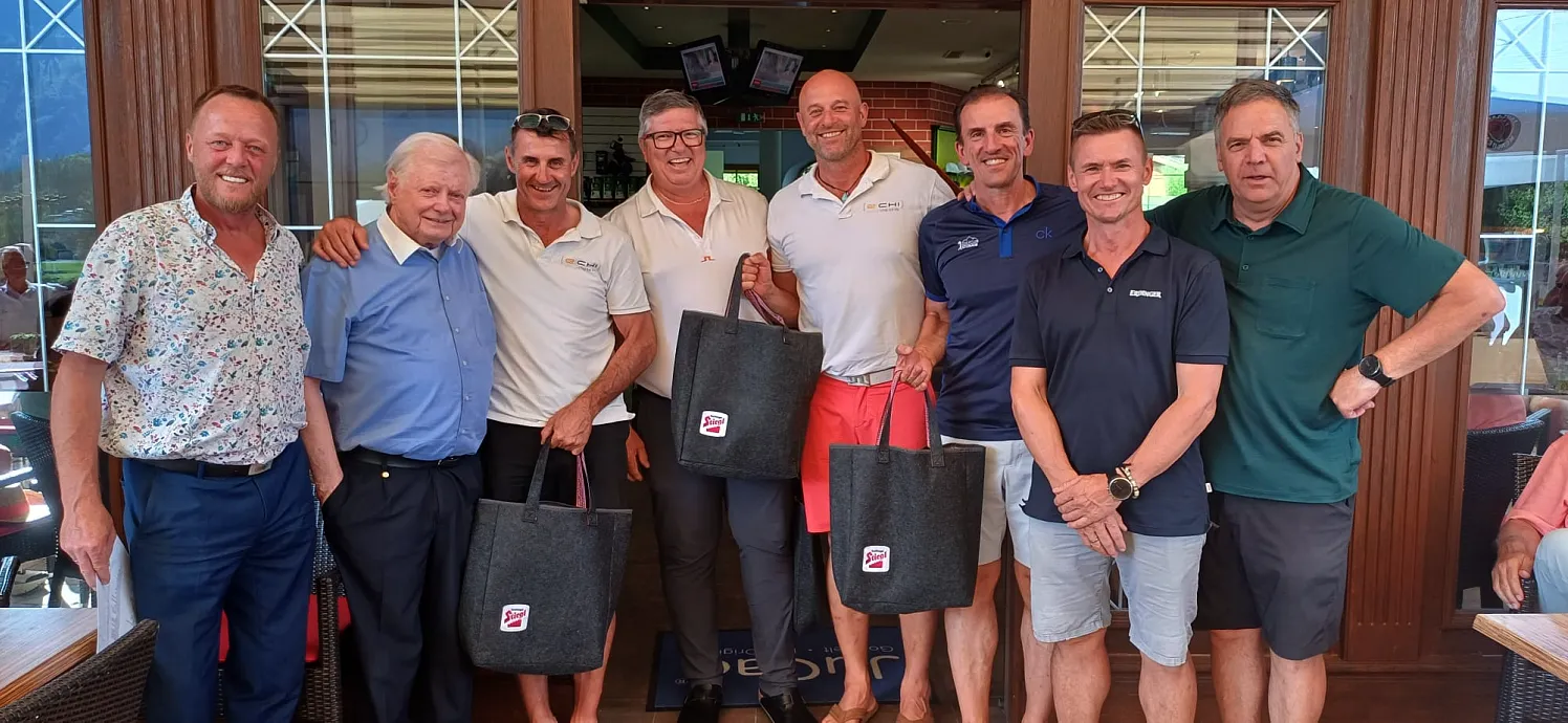 Manager Gerhard Pühringer, Präsident Martin Unterrainer (l.), Samuel Huber und Ekkehard Walch (r.) gratulierten dem Rodlerteam mit Markus Prock & Co. beim „Stiegl-Erdinger Golfturnier“