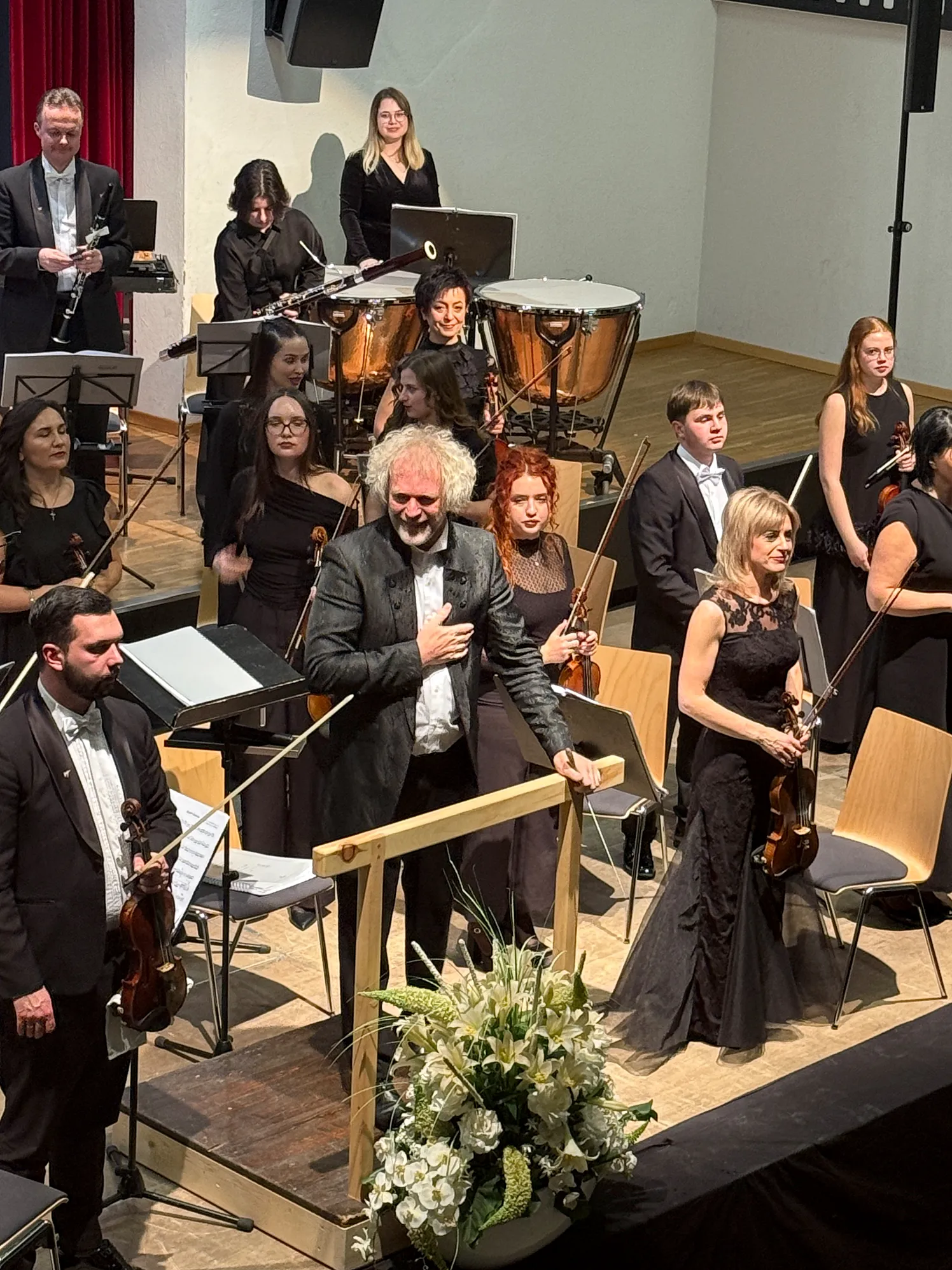 Matthias G. Kendlinger dankt dem Publikum und seinem Orchester.webp